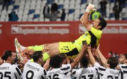Mantap! Gianluigi Buffon Juara Coppa Italia bareng Chiesa Senior dan Junior