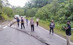Waspada, Jalan Ruas Puruk Cahu Menuju Muara Teweh Retak