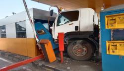 Truk Tabrak Gerbang Tol Kalitama Purwakarta, Mesin Transaksi Rusak Parah