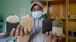 Perajin dari Solok Buat Sabun Tangan Berbahan Kopi hingga Beras