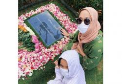 Kunjungi Makam Ashraf, BCL Ungkap Rasa Kangen: We Miss You Daddy   