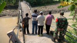 Jembatan Penghubung di Dusun Ini Patah Diterjang Banjir 