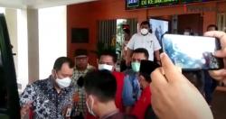 Video Kejati Banten Menahan 2 Tersangka Kasus Pemotongan Dana Hibah Pondok Pesantren