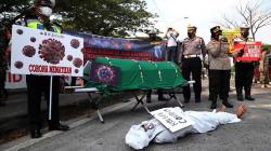 Menyeramkan, Ada Sosok Hantu dan Keranda Mayat di Pos Penyekatan Surabaya