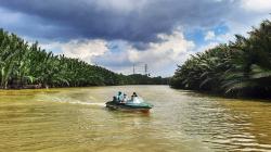 Menyusuri Sungai Tello Makassar dengan Perahu Bukit Baruga