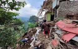 Dinding Rumah Ambruk Terseret Pondasi Longsor, Timpa Makam Warga<