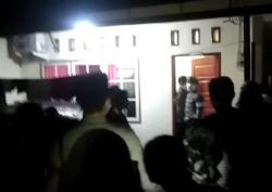 Video Anggota Polisi Digerebek Puluhan Warga dalam Kos Wanita di Padang