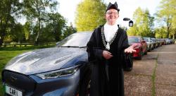 Bujuk Gunakan Mobil Listrik, Ford Pinjamkan Mustang Mach-E ke Seluruh Penduduk Desa Ini 