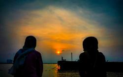 Menghabiskan Libur, Menikmati Senja di Pelabuhan Kali Adem