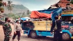 Polisi Bubarkan Pengunjung Pantai Kebon Kalapa Palabuhan Ratu yang Membeludak