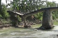 Video Jembatan Nyaris Ambrol di Semarang, Warga Nekat Melintas