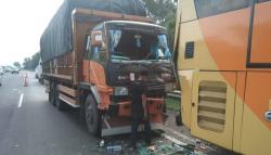 Perbaiki Bus Mogok di Tol Cipularang Purwakarta, Mekanik Tewas Ditabrak Tronton<