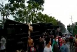 Video Truk Tronton Tertabrak Kereta di Sidoarjo, Pengemudi Truk Tewas