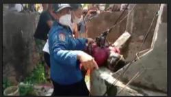 Damkar Kalianda Evakuasi Mayat Tanpa Identitas dari Sumur