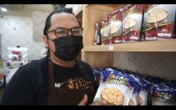 Bangga, Kerupuk Khas Palembang Dijual hingga Thailand  <