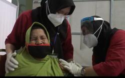 Hendak Disuntik Vaksin, Lansia Ini Ketakutan dan Menangis