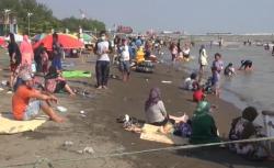 Libur Waisak, Ratusan Wisatawan Padati Pantai Alam Indah Tegal