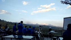 Warga Bandung Antusias Saksikan Langsung Super Blood Moon di Lembang<