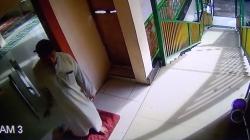 Menyamar Jadi Jemaah Masjid, Maling Ponsel Berpakaian Gamis Terekam CCTV