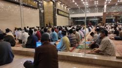 Warga Lamongan Antusias Ikuti Sholat Gerhana di Masjid-Masjid