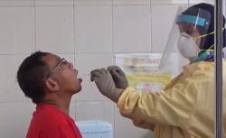 Tracing Klaster Keluarga, Satgas Covid-19 Tes Swab 9  Warga di Malang<
