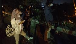 Puluhan Warga Bogor Antusias Saksikan Gerhana Bulan Total dari Jembatan Cinta