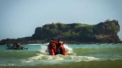 Basarnas Sisir Pantai Pulo Manuk Lebak Cari Pelajar Terseret Ombak