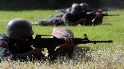 Aksi Prajurit Marinir Gunakan Senapan Serbu SS2-V2 Menembak Jarak 100 Meter