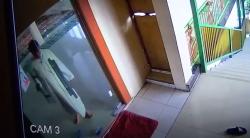 Rekaman CCTV Pria Berjubah Curi 2 Ponsel di Masjid Makassar