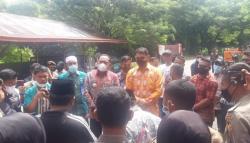 Hari Pertama Ngantor Bupati-Wabup Halmahera Selatan Disambut Demo