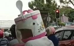 Viral Aksi Kocak Pemotor di Pasuruan Pakai Helm Rice Cooker Lengkap dengan Centong Nasi