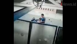 Rekaman CCTV Pencuri Modus Hipnotis Bawa Kabur Motor dan Adik Korban di Depok