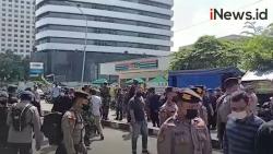 Video TNI-Polri Bersiaga di Gedung KPK Jelang Unjuk Rasa