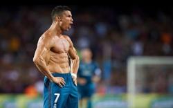Cristiano Ronaldo Doyan Pamer Perut Sixpack, Legenda Atletico Beri Sindiran