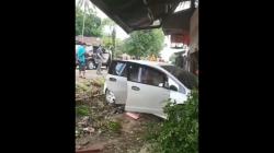 Honda Jazz Seruduk Kios di Bone, Ibu dan Anak Tewas
