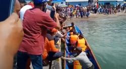 Video Ratusan Penumpang KM Karya Indah Dievakuasi