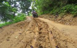 Miris, Puluhan Tahun Warga Kampung Lebaksiuh Lalui Jalan Rusak dan Berlumpur