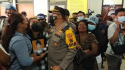 Tangis Histeris Calon Istri dan Keluarga Sambut Jenazah Briptu Stevanus Mario Sanoi di Jayapura