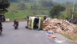 Truk Terguling di Tanjakan Gentong Tasikmalaya, Arus Kendaraan Macet 3 Km<