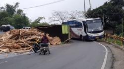 Ini Penyebab Truk Bermuatan Kayu Terguling di Tanjakan Gentong Tasikmalaya<