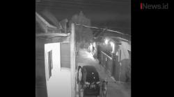 Video 3 Pencuri Sepeda Gunung di Perumahan Absolute Tuban Terekam CCTV