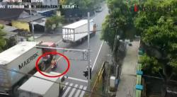 Rekaman CCTV Truk Ugal-ugalan Nyaris Tabrak Emak-Emak Pengendara Motor di Boyolali