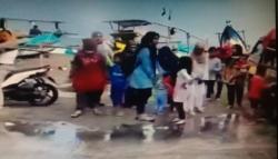 Viral, Air Pasang Terjang Pantai Batu Bintang Sukabumi saat Pengunjung Ramai<