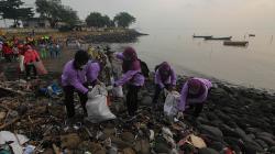 Aksi Warga Surabaya Memungut Sampah Pantai Kedung Cowek