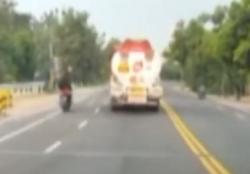 Detik-Detik Truk BBM Terguling di Madiun