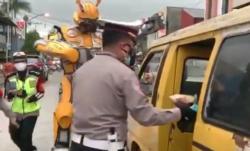 Video Robot Transformer Bagikan Masker di Jalanan Kota Pangkalan Bun