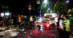 Video Mobil Bak Terbuka Tabrak Bus, Tempe Tahu Berserakan