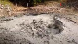 Video Kawah Keluarkan Lumpur Berbau Belerang di Desa Cipanas Cirebon