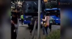 Video Bus Mogok di Perlintasan Kereta, Penumpang Panik