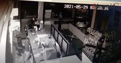 Video Aksi Pembobolan Minimarket Terekam CCTV, Puluhan Bungkus Rokok Ikut Diambil